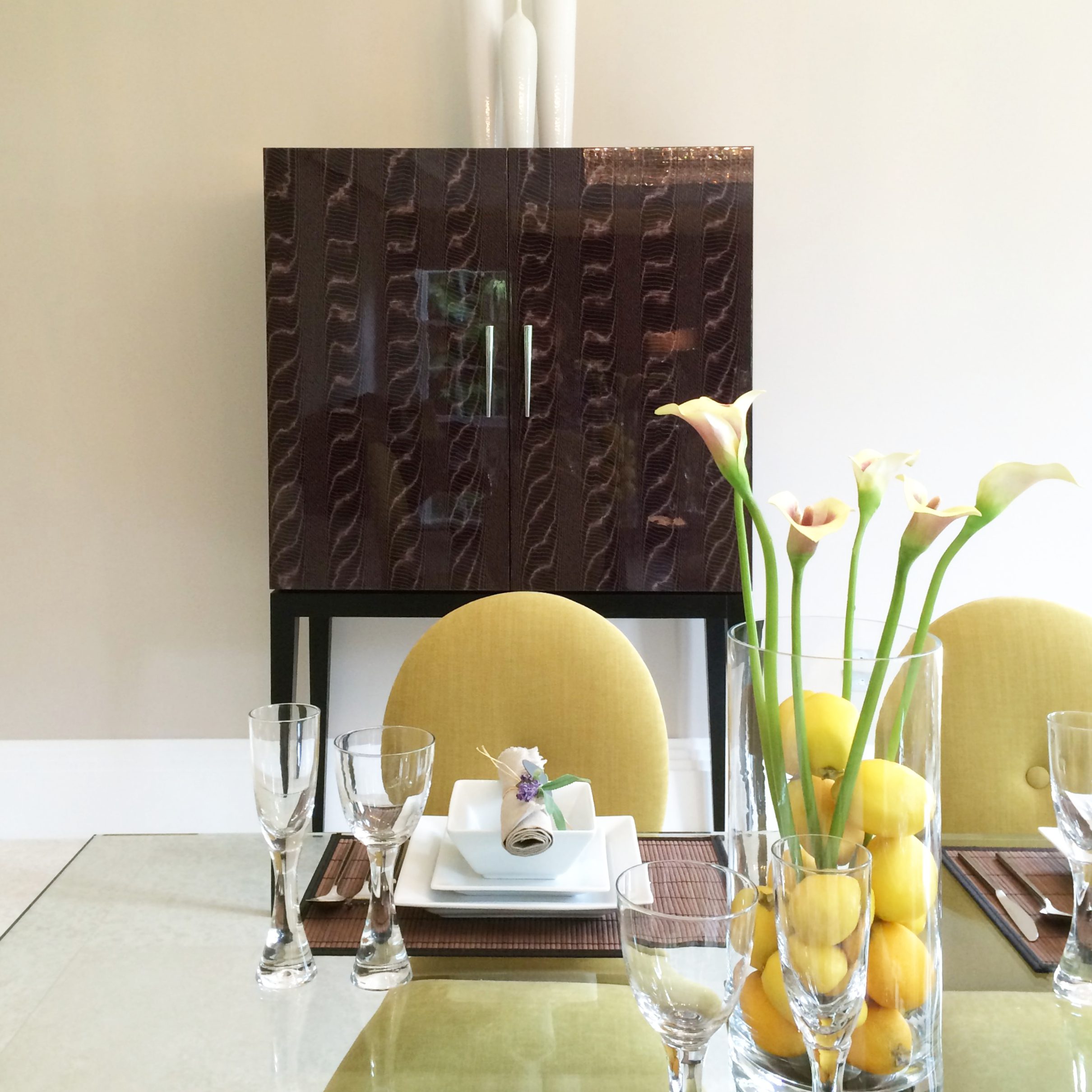 Kitchen dining room with cocktail cabinet and glass dining table