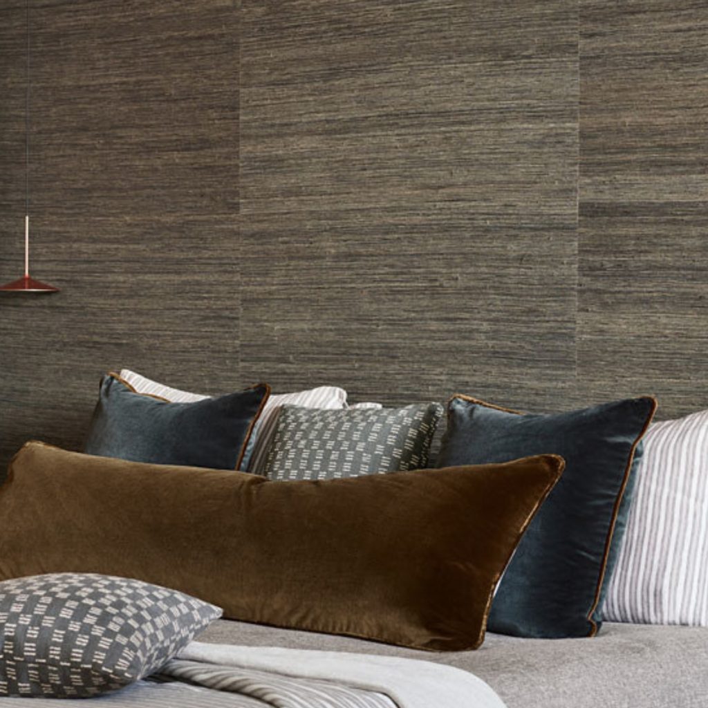 Natural wallcovering made from raffia in a gunmetal colour way